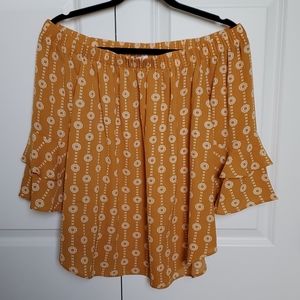 Super cute off the shoulder top! Like new!